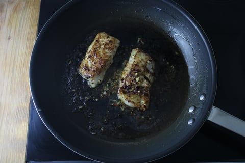 Pan-Glazed Cod with Oyster Sauce & Ginger - Step #4 Cuire et glacer la morue