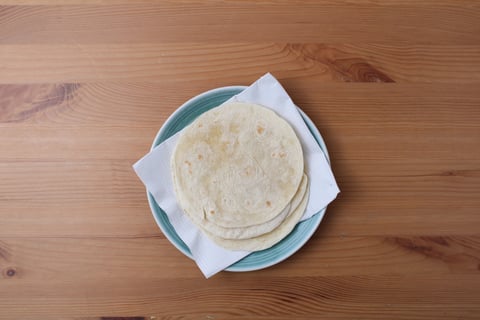 Protein Swap | Spiced Salmon Tacos - Step #4 Chauffer les tortillas