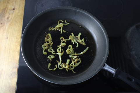 Protein Swap | Spiced Salmon Tacos - Step #1 Cuire les poivrons verts