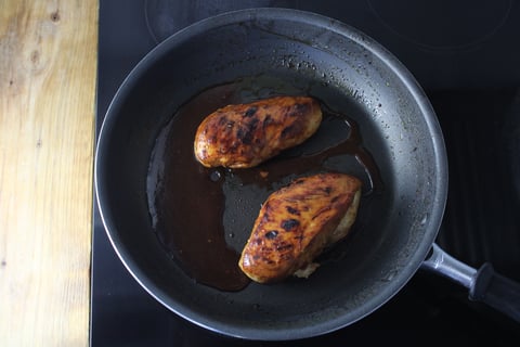 Miso-Glazed Chicken Breasts - Step #2 Cuire et glacer le poulet