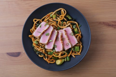 L’Artisan: Korean-Style Tuna over Hot Kimchi Butter Udon - Step #6 Dresser les plats