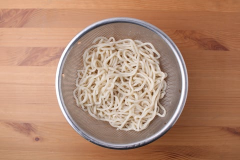 L’Artisan: Korean-Style Tuna over Hot Kimchi Butter Udon - Step #1 Cuire les nouilles