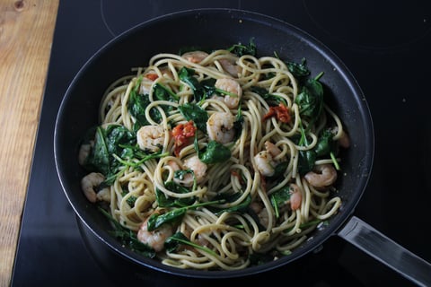 Shrimp Scampi Bucatini - Step #5 Cuire les crevettes et mélanger les pâtes