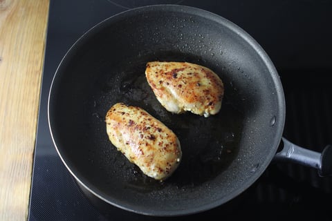 Cheesy Chicken & Creamy Roasted Pepper Sauce - Step #1 Commencer le poulet