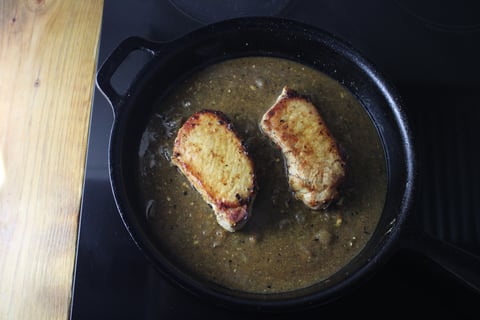 Pub-Style Pork Chops - Step #4 Faire la sauce et enrober le porc