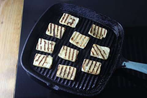 Grilled Halloumi & Sumac-Spiced Eggplant Bowls - Step #4 Griller l’halloumi