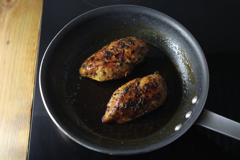 Maple-Thyme Glazed Chicken - Step #3 Cuire et enrober le poulet