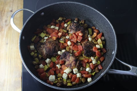 Greek-Style Chicken & Browned Feta Skillet - Step #4 Cuire la poêlée et finir le poulet