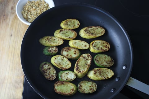 L’Artisan: Seared Filets Mignons with Mushroom Pan Sauce - Step #4 Cuire le panko et les zucchinis
