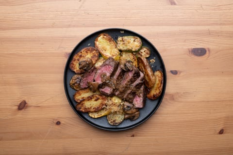 L’Artisan: Seared Filets Mignons with Mushroom Pan Sauce - Step #6 Dresser les plats