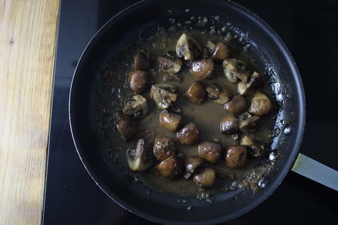 L’Artisan: Seared Filets Mignons with Mushroom Pan Sauce - Step #5 Préparer la sauce