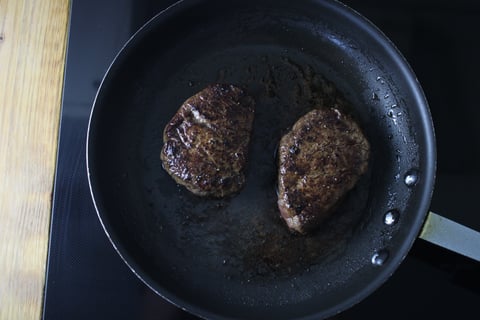 L’Artisan: Seared Filets Mignons with Mushroom Pan Sauce - Step #3 Cuire les filets mignons