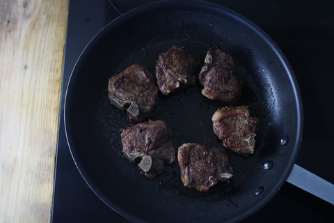 L’Artisan: Greek-Style T-Bone Lamb Chops with Pistachios - Step #4 Cuire l’agneau