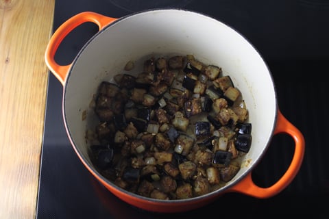 Mediterranean Chickpea & Eggplant Stew - Step #2 Saisir les aubergines