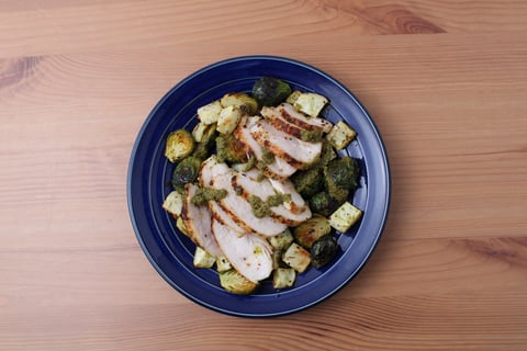 Seared Chicken Breasts with Buttery Basil Pesto - Step #4 Dresser les plats