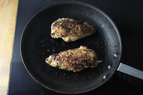 Seared Chicken Breasts with Buttery Basil Pesto - Step #2 Cuire le poulet