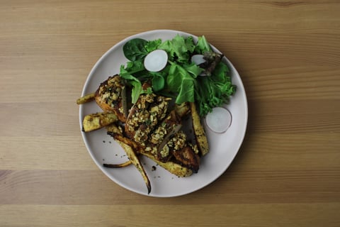 Almond-Topped Chicken with Rosemary Parsnips - Step #6 Préparer la salade et servir