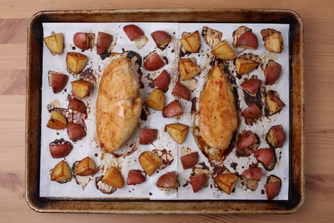 Sheet Pan Sticky Tamarind Chicken Breasts - Step #2 Commencer le poulet et les légumes