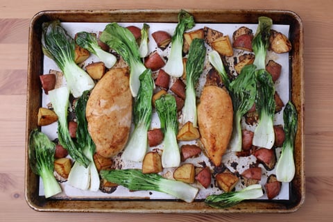 Sheet Pan Sticky Tamarind Chicken Breasts - Step #4 Finir le poulet et les légumes