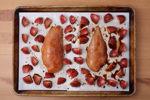 Sheet Pan Sticky Tamarind Chicken Breasts - Step #1 Préparer le poulet et les légumes
