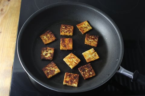Golden Halloumi over Minty Bulgur - Step #5 Saisir l’halloumi