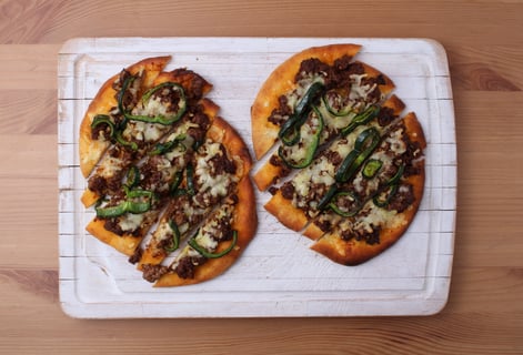 BBQ Ground Pork & Poblano Pepper Naan Pizzas - Step #4 Cuire les pizzas
