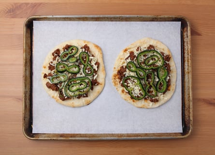 BBQ Ground Pork & Poblano Pepper Naan Pizzas - Step #3 Assembler les pizzas