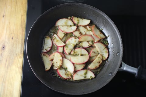 St. Paddy’s Day Chicken Thighs with Apple Pan Sauce - Step #4 Faire la sauce