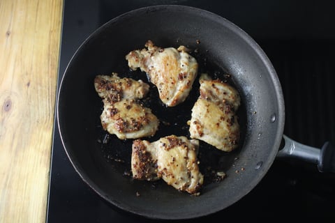St. Paddy’s Day Chicken Thighs with Apple Pan Sauce - Step #3 Cuire le poulet