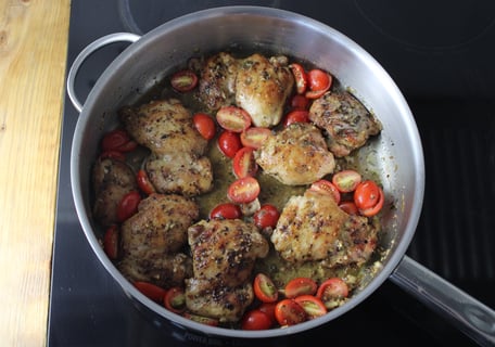 Chicken Thighs in Caper Pan Sauce - Step #5 Faire la sauce et finir le poulet