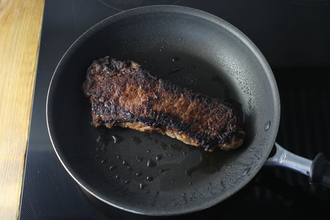 L’Artisan: Strip Loin Steak & Smoked Cheddar Penne Skillet - Step #2 Cuire le steak