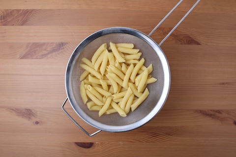 L’Artisan: Strip Loin Steak & Smoked Cheddar Penne Skillet - Step #4 Cuire les pâtes