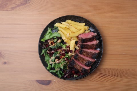 L’Artisan: Strip Loin Steak & Smoked Cheddar Penne Skillet - Step #6 Faire la salade et servir