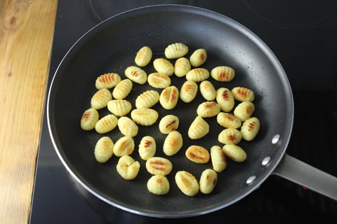One-Pan Gnocchi Alla Puttanesca - Step #1 Griller les pâtes