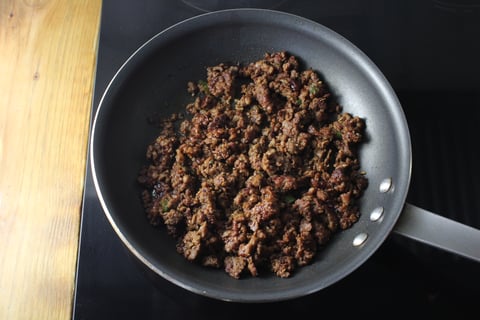 Impossible™ Beef Barbacoa Tacos - Step #4 Cuire et enrober les galettes émiettées