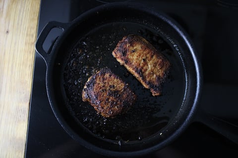 Crispy Pork Chops Lyonnaise with Roasted Potatoes - Step #2 Commencer les côtelettes de porc