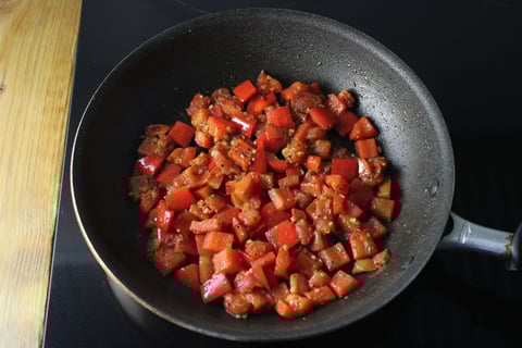 Savoury Browned Salmon - Step #4 Cuire les poivrons et les tomates