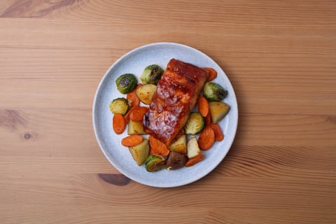 Sheet Pan Hoisin Salmon - Step #4 Dresser les plats