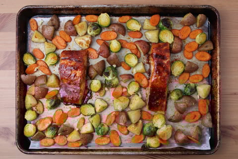 Sheet Pan Hoisin Salmon - Step #3 Finir les légumes et cuire le saumon