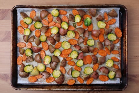 Sheet Pan Hoisin Salmon - Step #2 Commencer les légumes