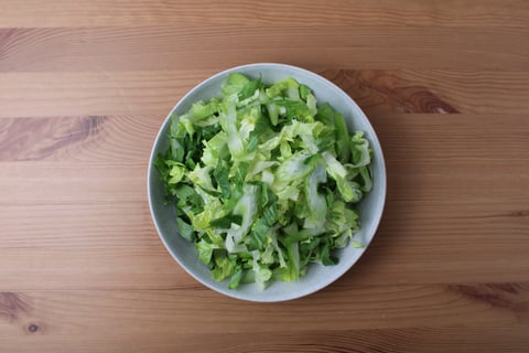 Chicago-Style Deep Dish Impossible™ Beef Pizza - Step #4 Faire la salade