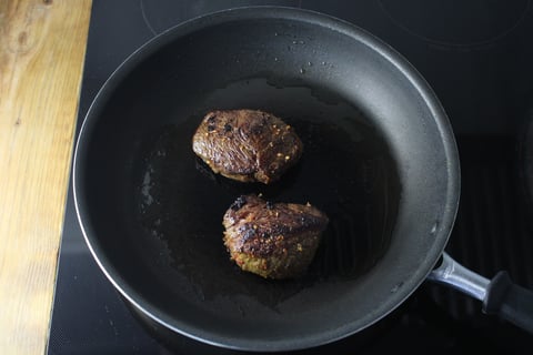 Pan-Seared Steaks & Roasted Pepper Vinaigrette - Step #3 Cuire les steaks