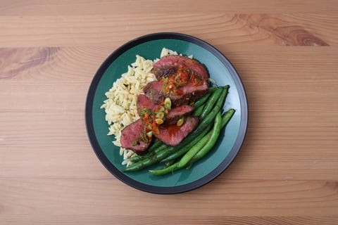 Pan-Seared Steaks & Roasted Pepper Vinaigrette - Step #6 Dresser les plats