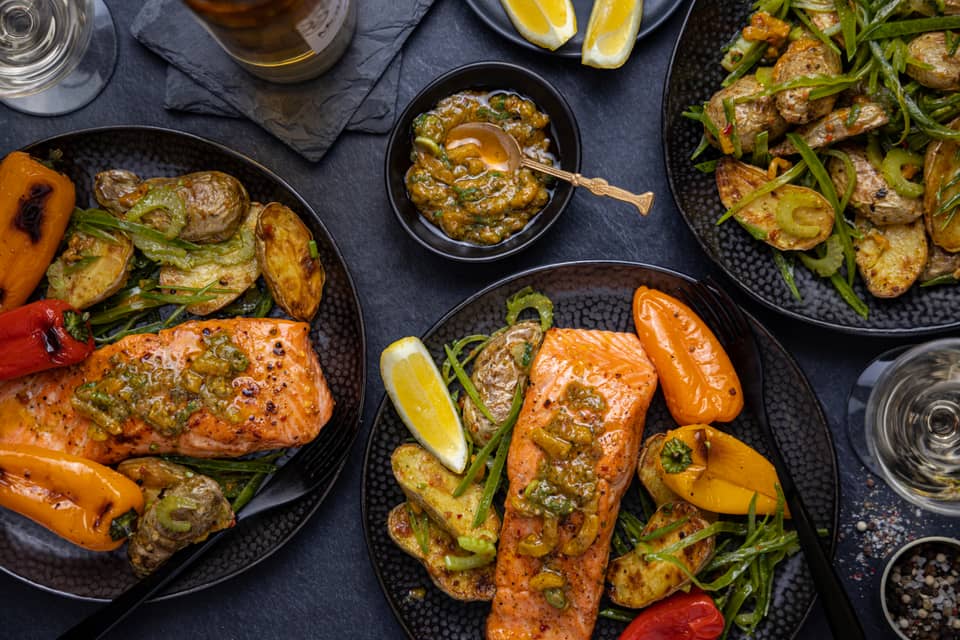 Lartisan steelhead troutwith zingy string pea salad - Extra large standard