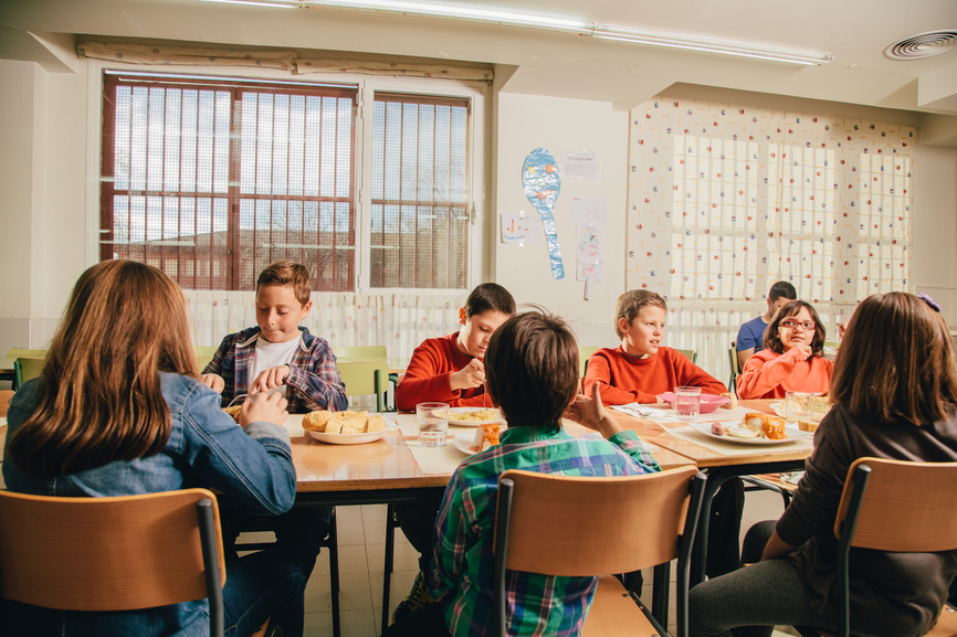 Children at school - Enfants école engagement