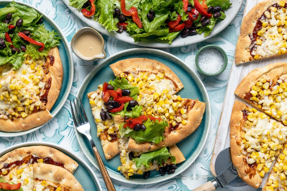 Pains plats au maïs et au fromage sur le BBQ