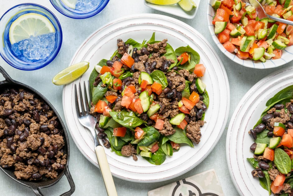 Bols de salade tex-mex de boeuf et haricots noirs