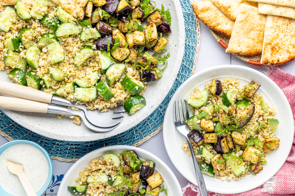 Mezzé avec aubergines rôties et labneh aux épices