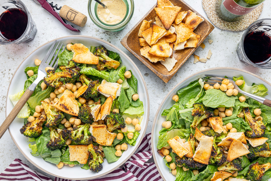 Bols de «salade césar» végétaliens avec brocolis et pois chiches rôtis