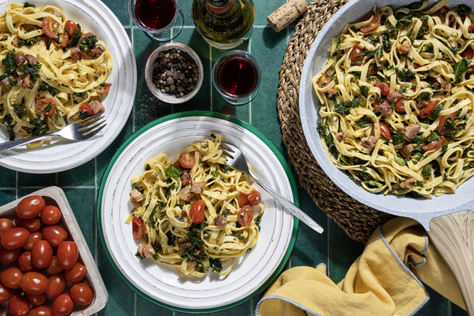 Tagliolinis express à la pancetta, au kale et aux tomates cerises